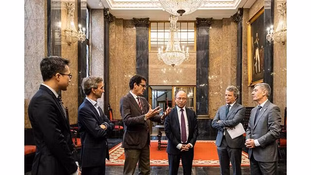 L'ambassadeur Dinh Toàn Thang prend connaissance des opportunités de coopération pour promouvoir la coopération en matière d'investissement entre les deux parties. Photo : thoidai.com.vn