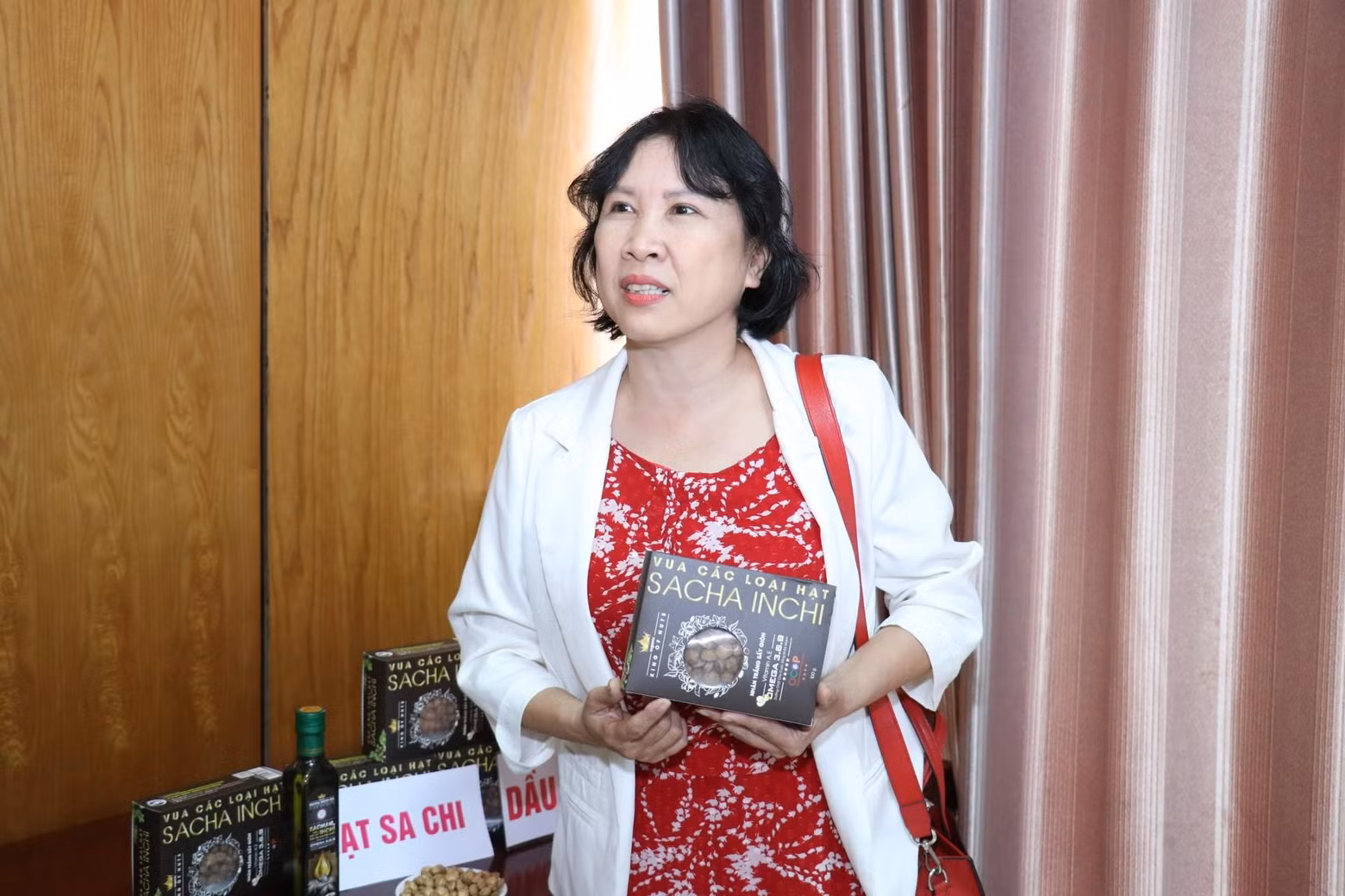 La présidente de présidente de la Coopérative commerciale de services touristiques d'import-export de Kim Thông présente des produits fabriqués à partir de de Sacha Inchi. Photo : Thoidai.com.vn