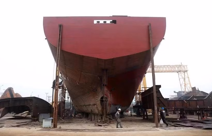 Construction de nouveaux navires au chantier naval de Phu An, district de Truc Ninh, province de Nam Dinh. Photo : VNA.