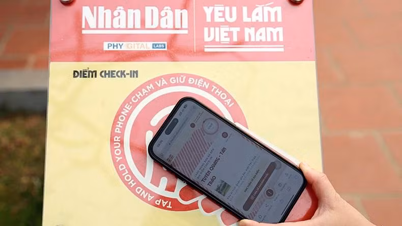 Le panneau interactif offre des fonctionnalités de recherche d'informations et d'exploration des destinations touristiques à l'emplacement actuel, des monuments et des attractions satellites. Photo : NDEL.