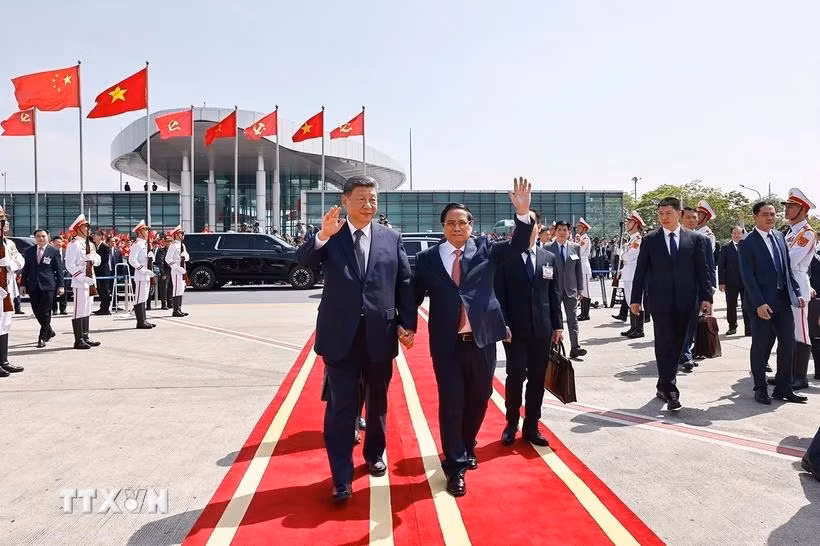 Le Premier ministre Pham Minh Chinh (droite) et le leader chinois Xi Jinping à l'aéroport international de Nôi Bài. Photo : VNA. Le Premier ministre Pham Minh Chinh (droite) et le leader chinois Xi Jinping à l'aéroport international de Nôi Bài. Photo : VNA.