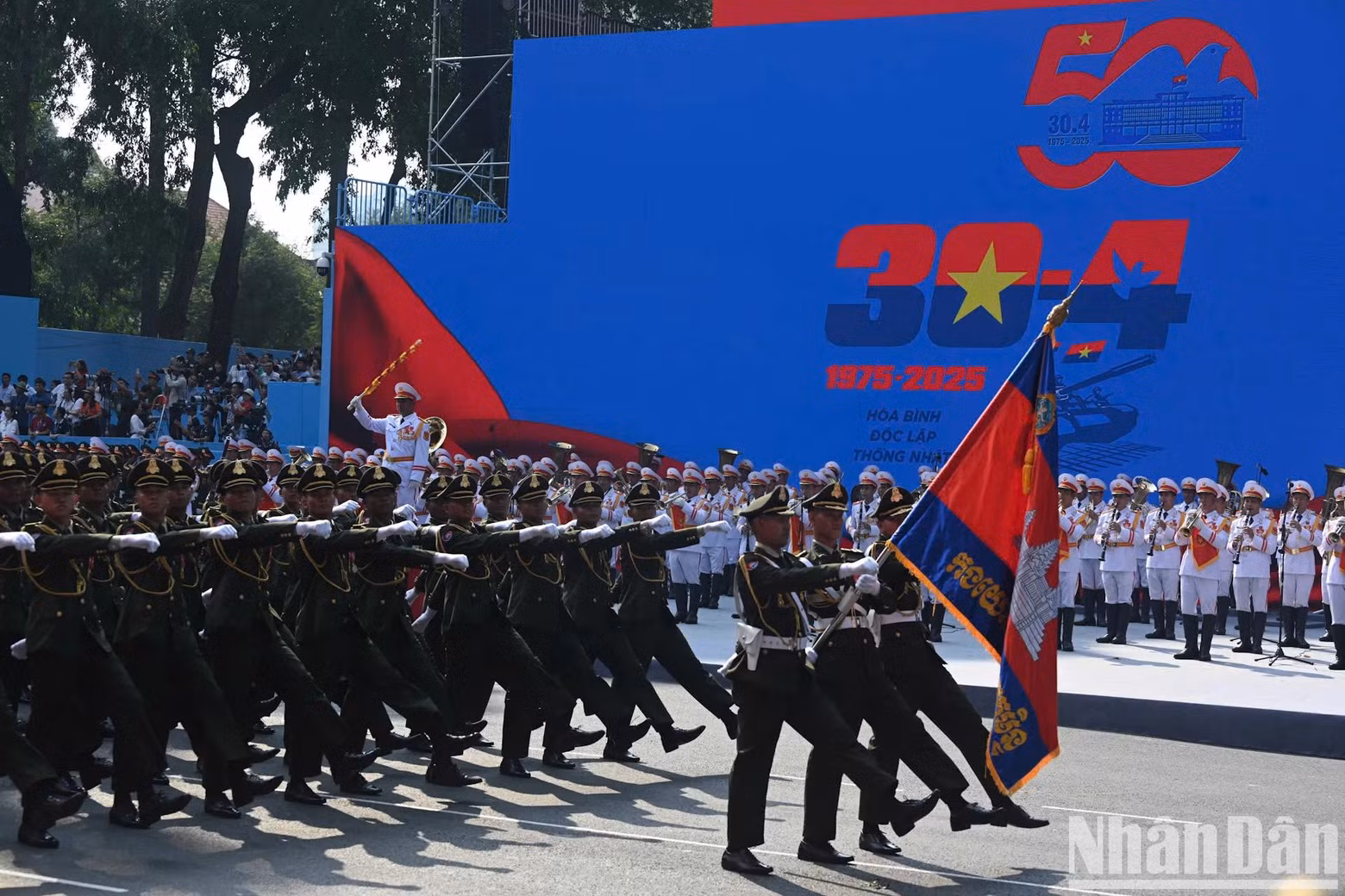 Des représentants des Forces armées royales cambodgiennes (FARC) au défilé.