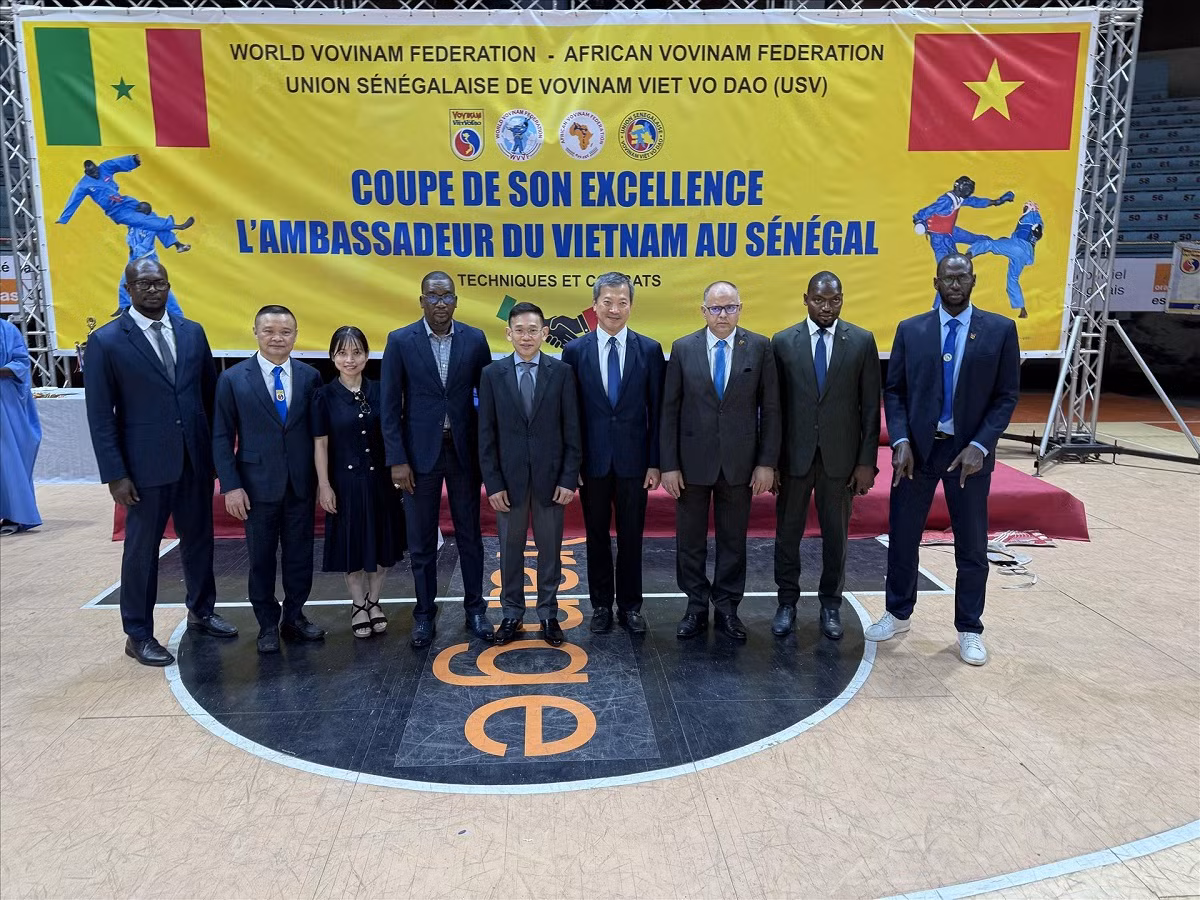 L’ambassadeur vietnamien au Sénégal Tran Quoc Khanh, le président de la Fédération mondiale de Vovinam (World Vovinam Federation - WVVF) Mai Huu Tin, et des dirigeants de l’Union sénégalaise de Vovinam (USV) ont assisté à la cérémonie d’ouverture de la finale du tournoi. Photo : VNP. L’ambassadeur vietnamien au Sénégal Tran Quoc Khanh, le président de la Fédération mondiale de Vovinam (World Vovinam Federation - WVVF) Mai Huu Tin, et des dirigeants de l’Union sénégalaise de Vovinam (USV) ont assisté à la cérémonie d’ouverture de la finale du tournoi. Photo : VNP.