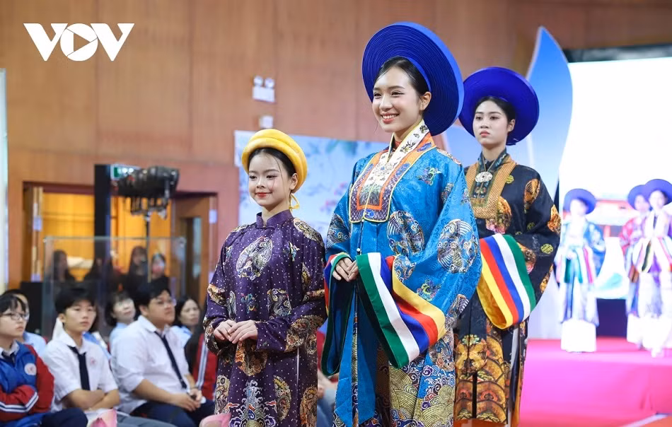 Ha Thi Giang Thanh, l’une des candidates à la finale du concours Miss Vietnam 2024, a présenté l’ao dai dans sa ville natale. Photo : VOV.