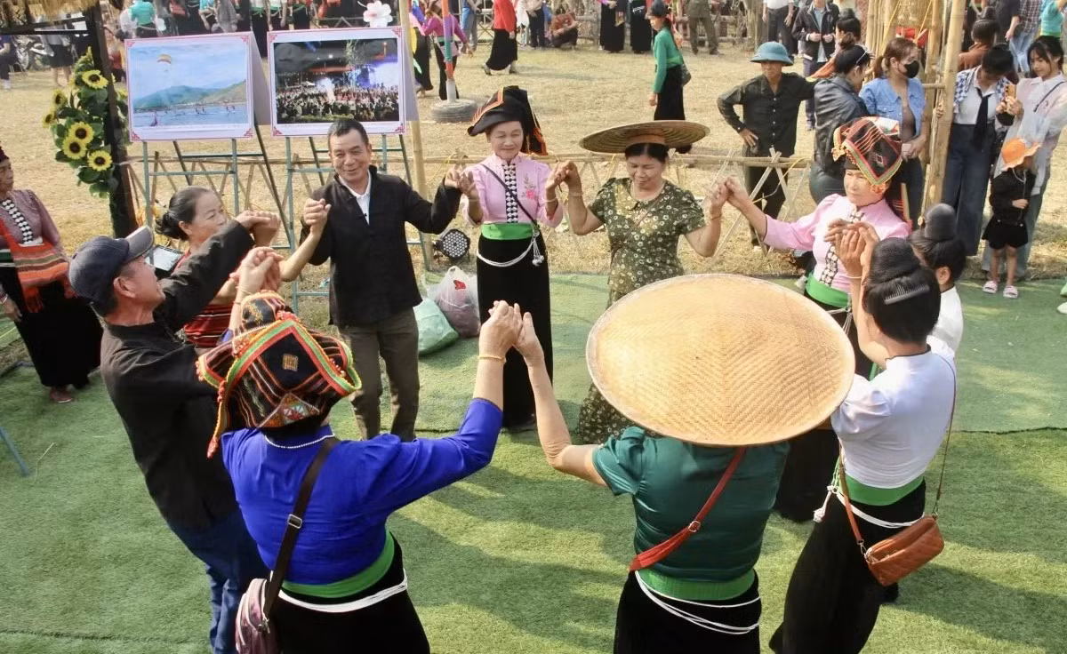 La Fête des fleurs de bauhinie 2025 et la 8e Journée culturelle, sportive et touristique des groupes ethniques de la province de Diên Biên promet des expériences inoubliables. Photo : baocongthuong. La Fête des fleurs de bauhinie 2025 et la 8e Journée culturelle, sportive et touristique des groupes ethniques de la province de Diên Biên promet des expériences inoubliables. Photo : baocongthuong.