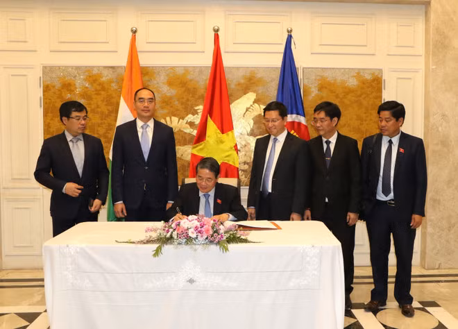 Le vice-président de l’Assemblée nationale, Nguyên Duc Hai, écrit dans le livre d’or de l’ambassade du Vietnam à New Delhi. Photo : VNA