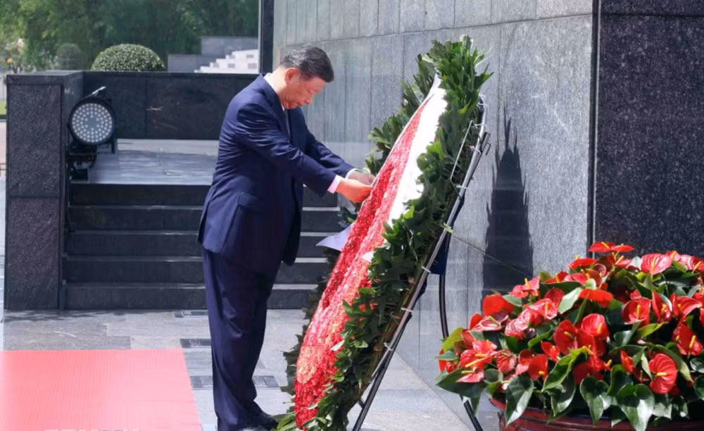 Le secrétaire général du Comité central du Parti communiste chinois et président chinois, Xi Jinping rend hommage au Président Hô Chi Minh en son mausolée à Hanoï. Photo : VNA.