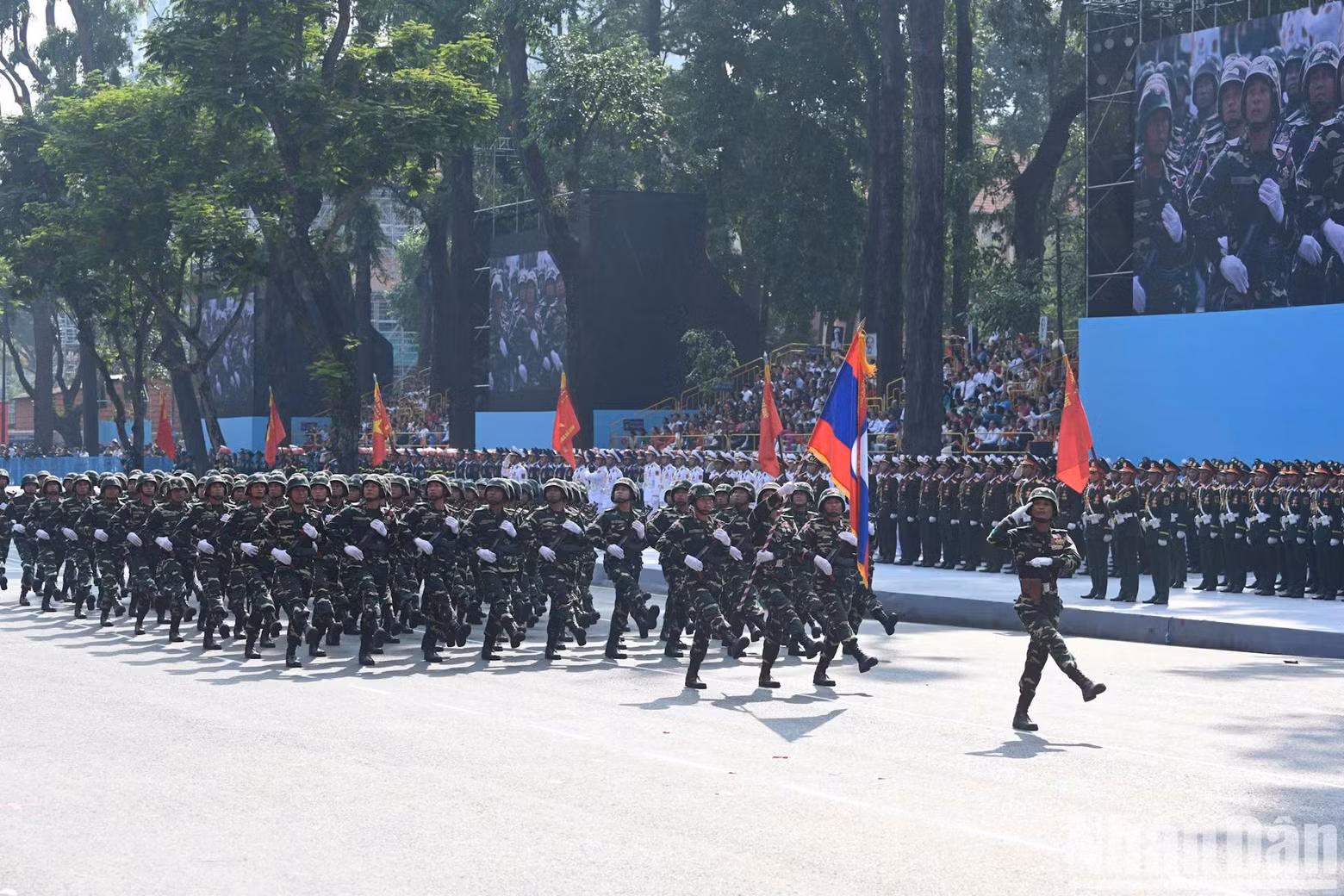 Le bloc de l'Armée populaire du Laos au défilé.