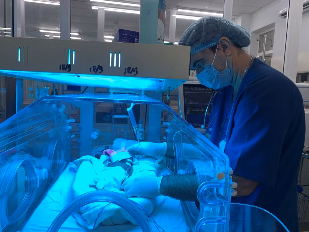 Un expert médical cubain observe des cas complexes pour transférer leur expérience et fournir un soutien professionnel à l'équipe médicale de l'hôpital provincial d'obstétrique et de pédiatrie de Quang Ngai. Photo : hôpital obstétrique et pédiatrique de Quang Ngai. Un expert médical cubain observe des cas complexes pour transférer leur expérience et fournir un soutien professionnel à l'équipe médicale de l'hôpital provincial d'obstétrique et de pédiatrie de Quang Ngai. Photo : hôpital obstétrique et pédiatrique de Quang Ngai.