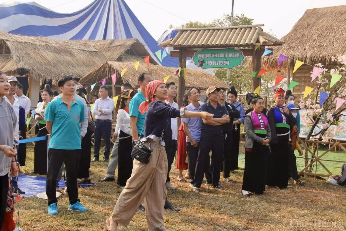 L’ambiance festive est animée par les compétitions sportives. Photo : baocongthuong. L’ambiance festive est animée par les compétitions sportives. Photo : baocongthuong.
