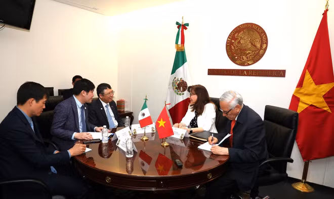Rencontre entre l’ambassadeur du Vietnam au Mexique, Nguyên Van Hai et la présidente de la Commission des relations extérieures Asie-Pacifique du Sénat mexicain, Yeidckol Polevnsky Gurwitz. Photo : VNA