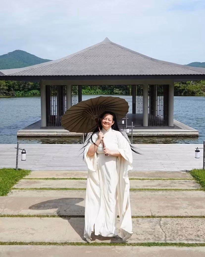 « Porter l’Ao dai dans des endroits spéciaux, en particulier là où des décisions importantes sont prises, me permet d’honorer cet héritage », a déclaré Amanda. Photo : baoquocte.