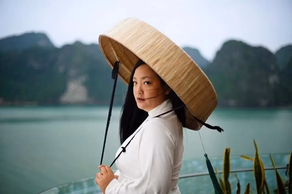 Amanda Nguyen portait un ao dai et un nón ba tầm (chapeau rond traditionnel vietnamien à larges bords). Photo : baoquocte.