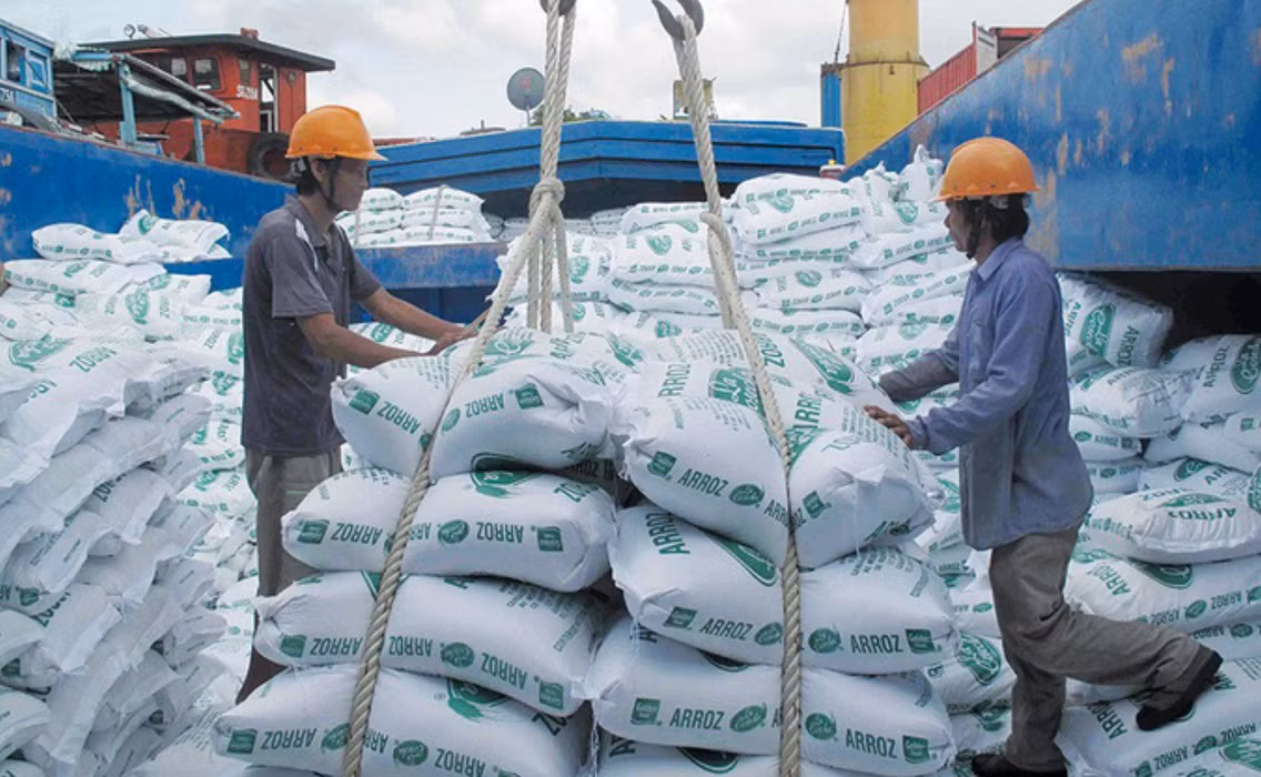 En 2024, les Philippines ont importé environ 4,68 millions de tonnes, dont 4,15 millions de tonnes de riz en provenance du Vietnam. Photo : Vneconomy. En 2024, les Philippines ont importé environ 4,68 millions de tonnes, dont 4,15 millions de tonnes de riz en provenance du Vietnam. Photo : Vneconomy.