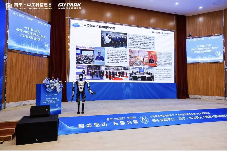 Le robot humanoïde Kua Fu a annoncé des plans de développement de l'industrie de l'IA. Photo : congthuong.