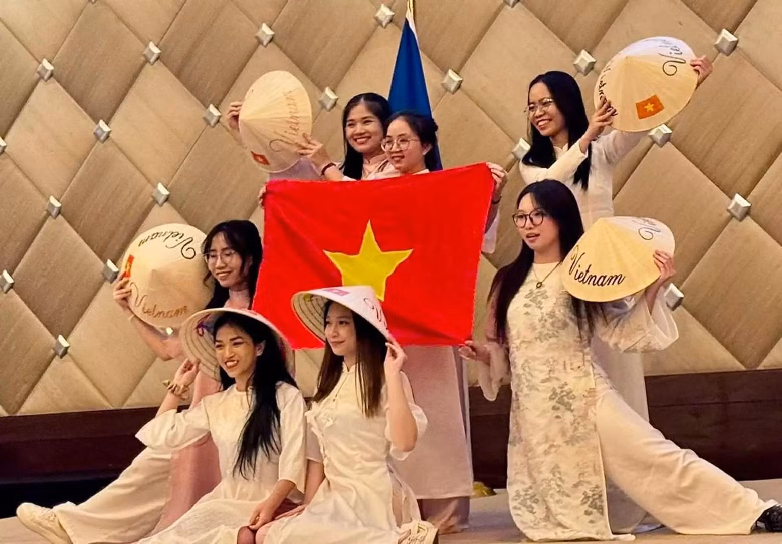 Une performance artistique du Vietnam lors de l'évènement. Photo : BQT.