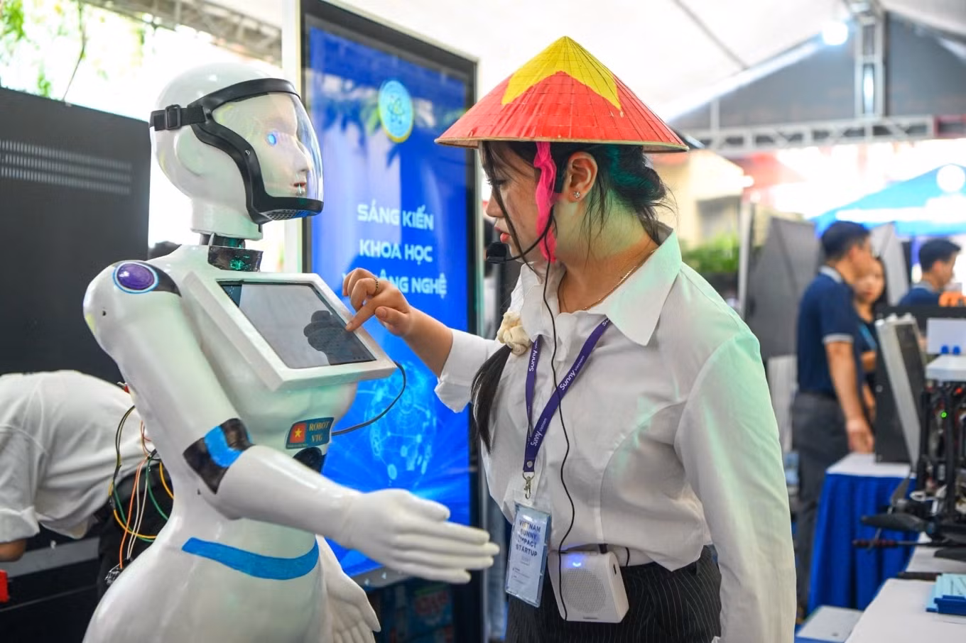 Produits et solutions présentés lors de la Journée de la science et de la technologie 2025, organisée au siège du ministère des Sciences et des Technologies, le 16 mai 2025. Photo : vnexpress.net
