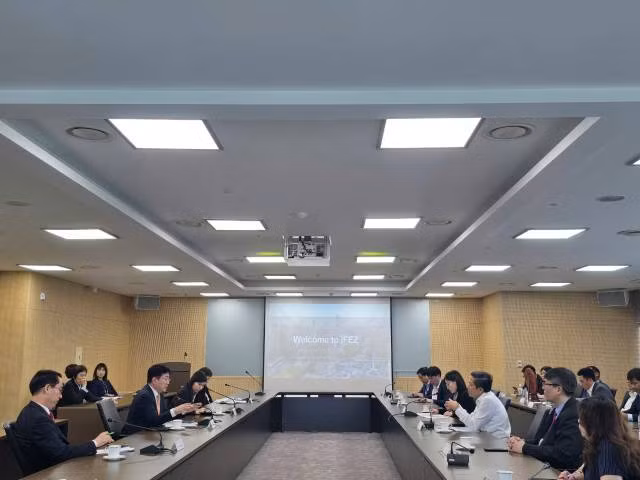 La vue générale de la séance de travail entre la province de Quang Nam et les autorités d’Incheon. Photo : VKBIA. La vue générale de la séance de travail entre la province de Quang Nam et les autorités d’Incheon. Photo : VKBIA.