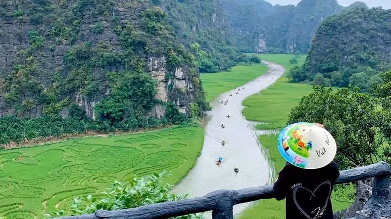 Ce tableau se trouve dans les rizières de Tam Coc, dans la zone de Hang Hai. Photo: nhandan.vn Ce tableau se trouve dans les rizières de Tam Coc, dans la zone de Hang Hai. Photo: nhandan.vn