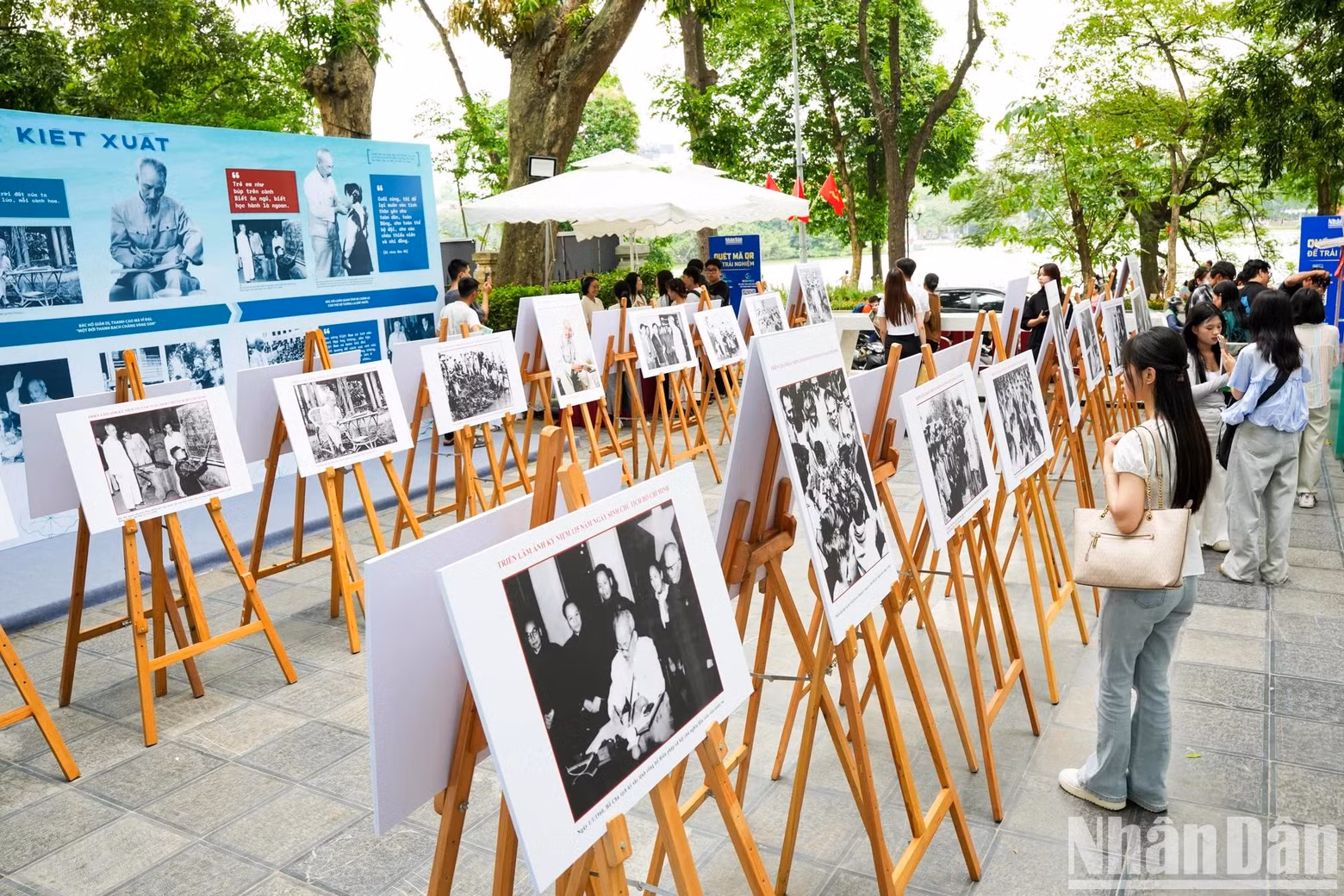 À travers cette exposition, le Journal Nhân Dân souhaite contribuer à diffuser plus largement la pensée et l’esprit du Président Hô Chi Minh auprès du grand public. Photo : nhandan.vn À travers cette exposition, le Journal Nhân Dân souhaite contribuer à diffuser plus largement la pensée et l’esprit du Président Hô Chi Minh auprès du grand public. Photo : nhandan.vn