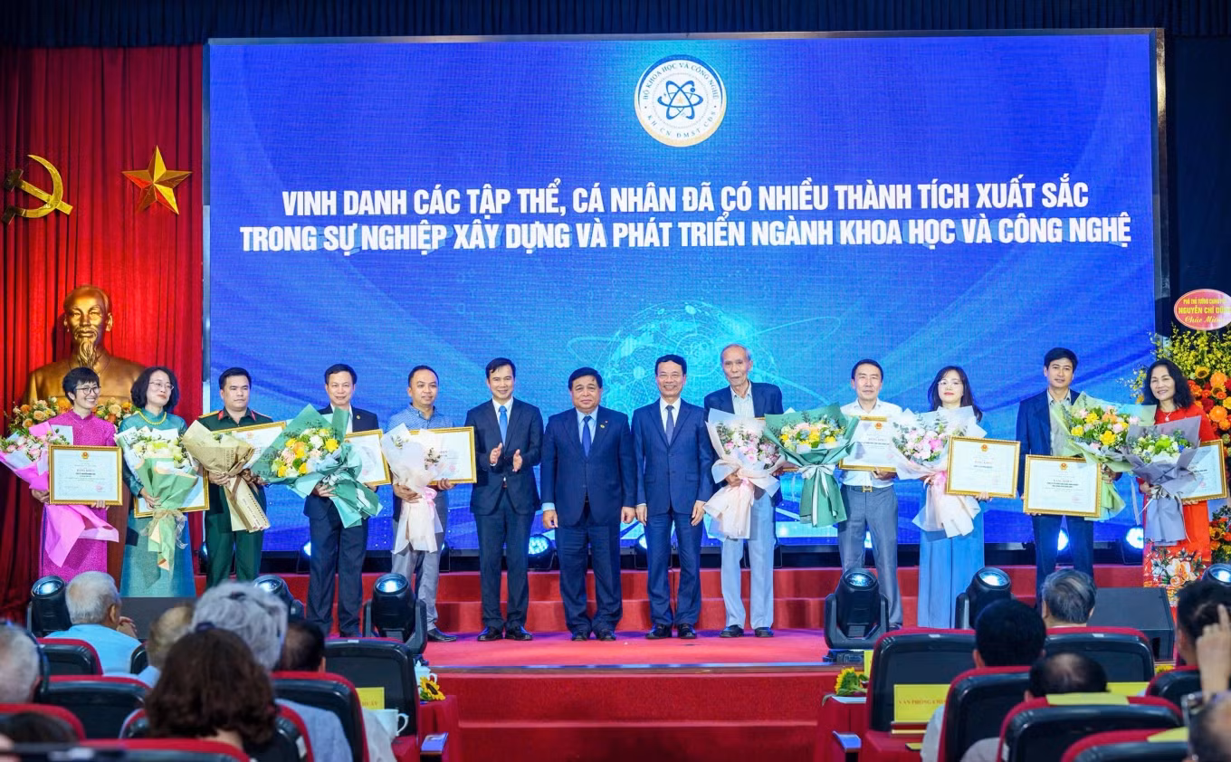 La professeure Pham Thanh Nga, aux côtés de Misa, GrowMax et MedCAT, fait partie des personnes et organisations honorées à l’occasion de cette Journée des sciences et technologies 2025. Photo: vnexpress.net