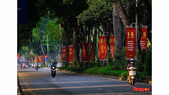 Partout des rues, le siège des organismes à Hanoï resplendit de drapeaux nationaux, de panneaux et d’affiches, pour célébrer les grandes fêtes du pays. Photo : toquoc.vn Partout des rues, le siège des organismes à Hanoï resplendit de drapeaux nationaux, de panneaux et d’affiches, pour célébrer les grandes fêtes du pays. Photo : toquoc.vn