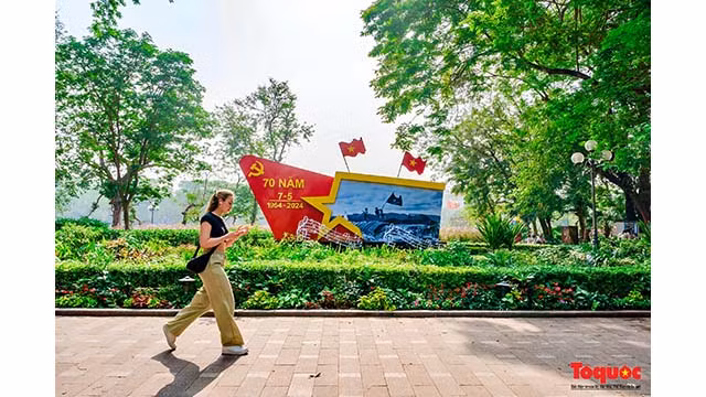 Célébrant le 49e anniversaire de la libération du Sud et de l’unification du pays, les habitants sont fiers de l’héroïsme de la nation vietnamienne, de sa tradition de solidarité et de son esprit de détermination à protéger l’intégrité territoriale sacrée de la Patrie. Photo : toquoc.vn Célébrant le 49e anniversaire de la libération du Sud et de l’unification du pays, les habitants sont fiers de l’héroïsme de la nation vietnamienne, de sa tradition de solidarité et de son esprit de détermination à protéger l’intégrité territoriale sacrée de la Patrie. Photo : toquoc.vn