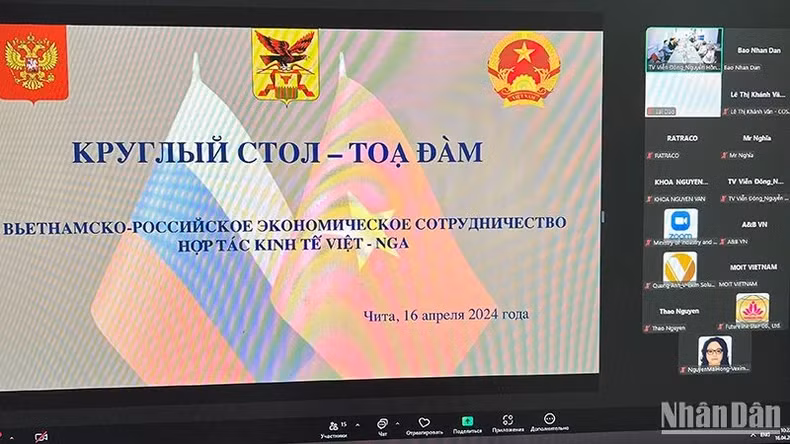 Des représentants d'agences et d'entreprises des deux côtés ont participé en ligne à au séminaire sur le thème « Coopération économique Vietnam-Russie » Photo : Captures d'écran