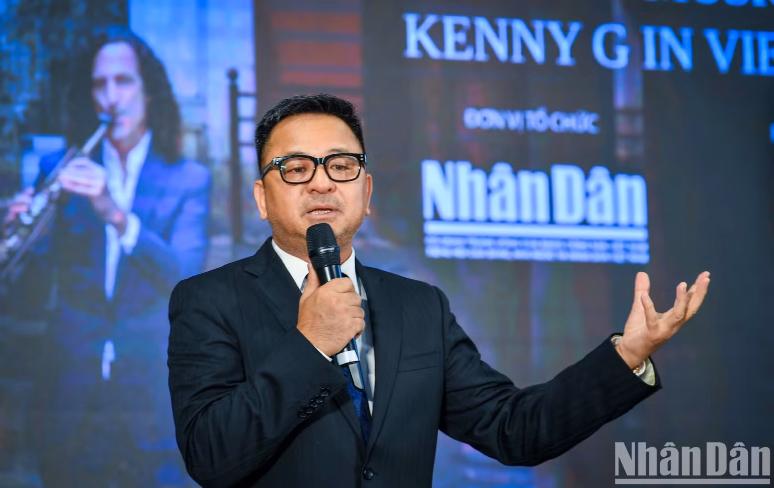 Nguyên Thuy Duong, président du groupe IB, fait part du processus de réalisation de MV « Going Home ». Photo : nhandan.vn