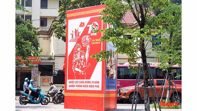 Des affiches commémorant le 70e anniversaire de la Victoire de Diên Biên Phu sont disposées autour du lac de Hoan Kiêm. Photo : toquoc.vn Des affiches commémorant le 70e anniversaire de la Victoire de Diên Biên Phu sont disposées autour du lac de Hoan Kiêm. Photo : toquoc.vn
