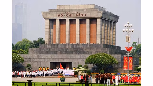 Le mausolée du Président Hô Chi Minh est décoré de drapeaux nationaux, de panneaux et d’affiches pour fêter le 49e anniversaire de la Libération du Sud, la réunification du pays, le 70e anniversaire de la Victoire de Diên Biên Phu et la fête internationale du travail. Photo : toquoc.vn Le mausolée du Président Hô Chi Minh est décoré de drapeaux nationaux, de panneaux et d’affiches pour fêter le 49e anniversaire de la Libération du Sud, la réunification du pays, le 70e anniversaire de la Victoire de Diên Biên Phu et la fête internationale du travail. Photo : toquoc.vn