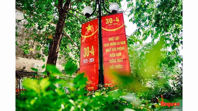 Célébrant le 49e anniversaire de la libération du Sud et de l’unification du pays, les habitants sont fiers de l’héroïsme de la nation vietnamienne, de sa tradition de solidarité et de son esprit de détermination à protéger l’intégrité territoriale sacrée de la Patrie. Photo : toquoc.vn Célébrant le 49e anniversaire de la libération du Sud et de l’unification du pays, les habitants sont fiers de l’héroïsme de la nation vietnamienne, de sa tradition de solidarité et de son esprit de détermination à protéger l’intégrité territoriale sacrée de la Patrie. Photo : toquoc.vn
