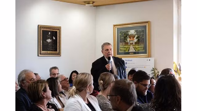 La rencontre est l’occasion pour les experts et amis partageant l’amour pour le Vietnam de se rencontrer, de revoir leurs souvenirs, de partager leurs expériences et de rechercher des opportunités de coopération dans l’avenir. Photo : Ambassade du Vietnam en Finlande.