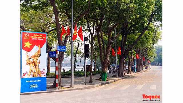 Des affiches commémorant le 70e anniversaire de la Victoire de Diên Biên Phu sont disposées autour du lac de Hoan Kiêm pour que les promeneurs puissent en apprendre davantage sur l’histoire du pays. Photo : toquoc.vn Des affiches commémorant le 70e anniversaire de la Victoire de Diên Biên Phu sont disposées autour du lac de Hoan Kiêm pour que les promeneurs puissent en apprendre davantage sur l’histoire du pays. Photo : toquoc.vn