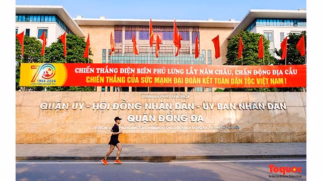 De nombreux sièges des organismes et des agences de travail ont été décorés de couleurs vives pour célébrer le 70e anniversaire de la victoire de Diên Biên Phu. Photo : toquoc.vn De nombreux sièges des organismes et des agences de travail ont été décorés de couleurs vives pour célébrer le 70e anniversaire de la victoire de Diên Biên Phu. Photo : toquoc.vn