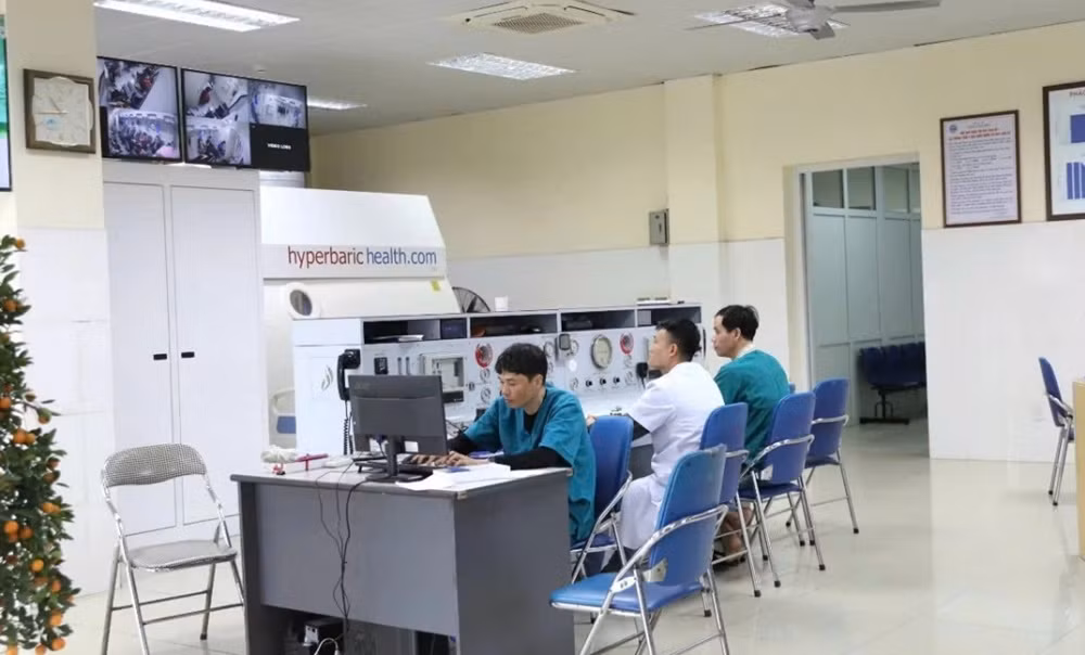Le Centre de médecine sous-marine et d’oxygénothérapie hyperbare de l’Institut de médecine maritime du Vietnam a traité avec succès de nombreux cas graves, tels que les accidents de plongée, les intoxications aux gaz toxiques et les complications liées à la pression dans les ouvrages souterrains. Photo : VOV