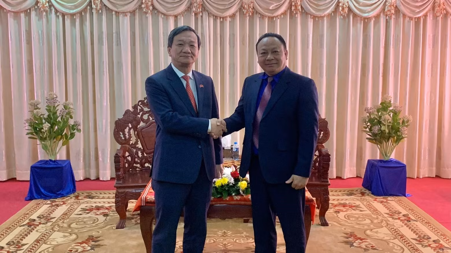 L’ambassadeur du Vietnam au Laos, Nguyên Minh Tâm, en discussion avec Monxay Laomuasong, secrétaire du Comité central de l’Union de la jeunesse révolutionnaire populaire lao. Photo : Ambassade du Vietnam au Laos