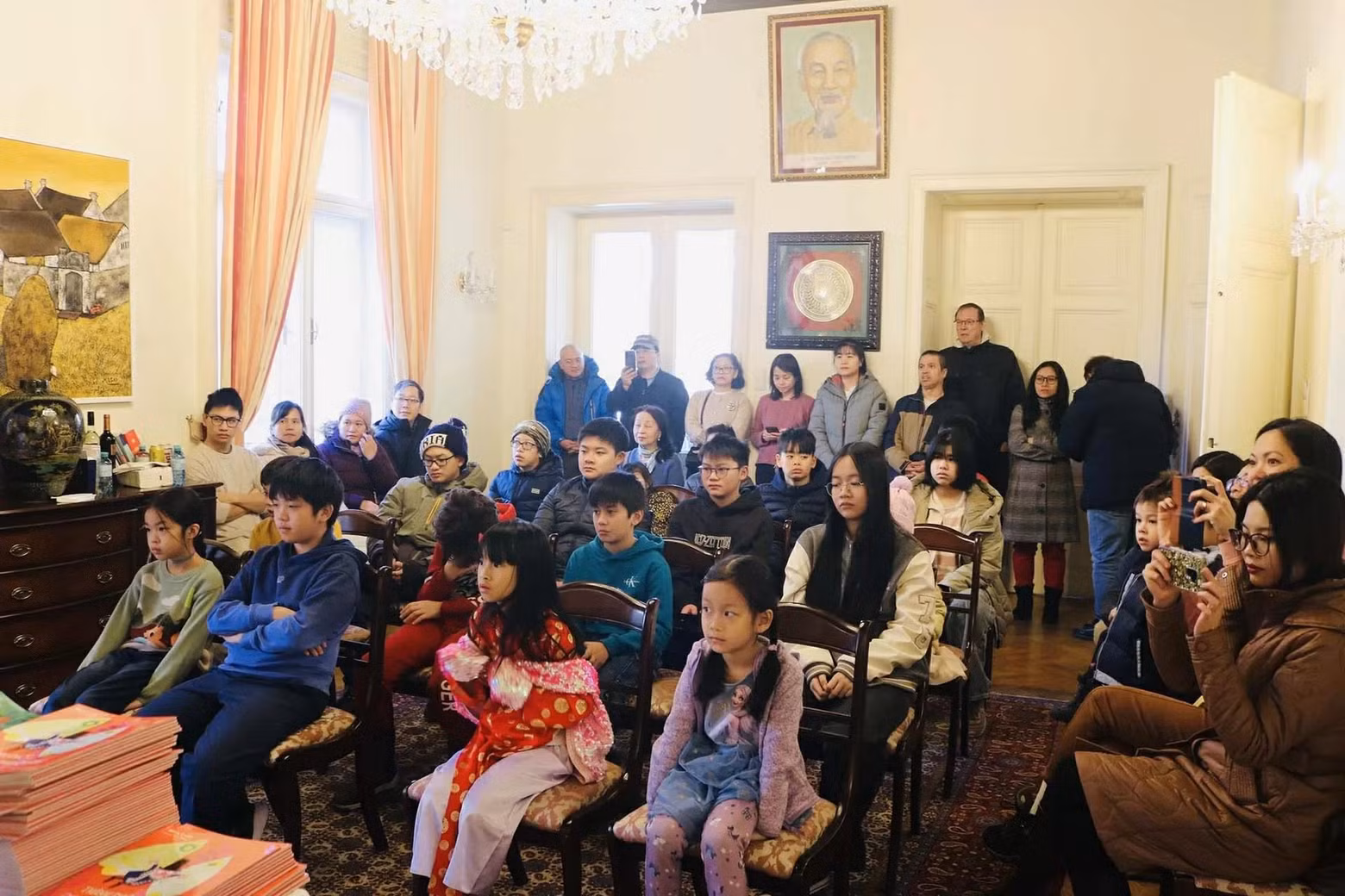 Près d'une centaine de membres de la communauté vietnamienne, dont de nombreux enfants, vivant et travaillant en Autriche, ont assisté à l’événement. Près d'une centaine de membres de la communauté vietnamienne, dont de nombreux enfants, vivant et travaillant en Autriche, ont assisté à l’événement.