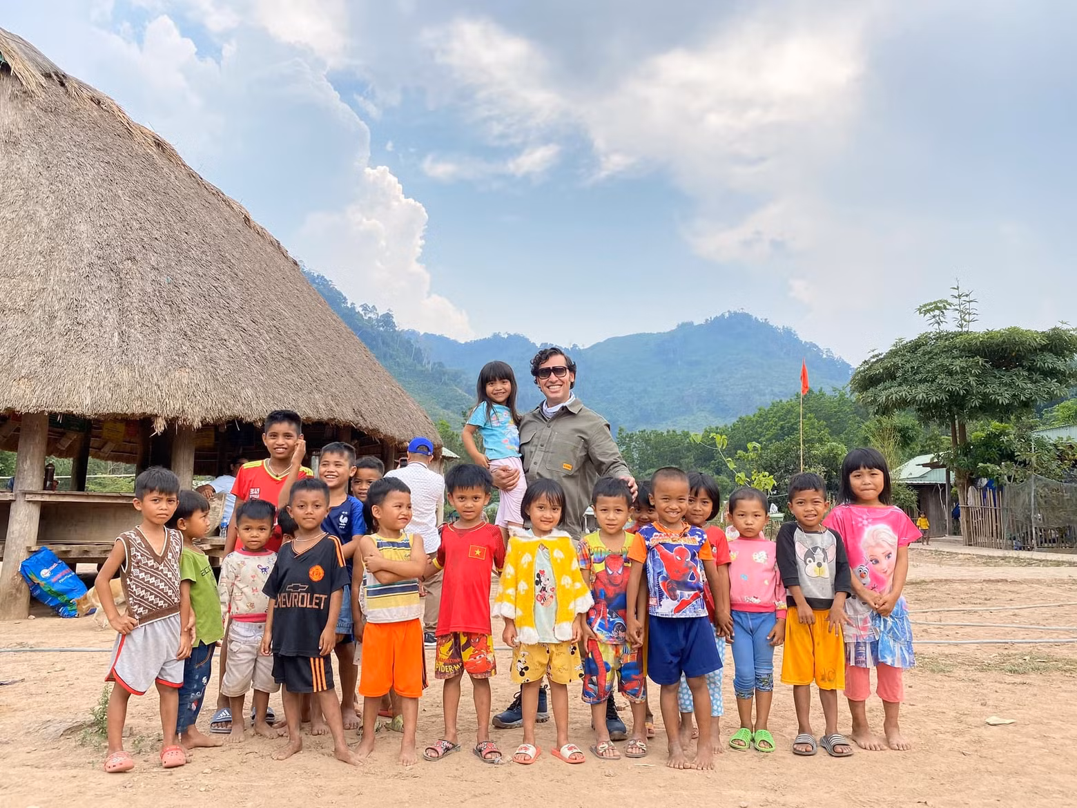 Kawa Wandi aux côtés des enfants de Quang Nam lors de ses actions caritatives. Photo : P.V Kawa Wandi aux côtés des enfants de Quang Nam lors de ses actions caritatives. Photo : P.V