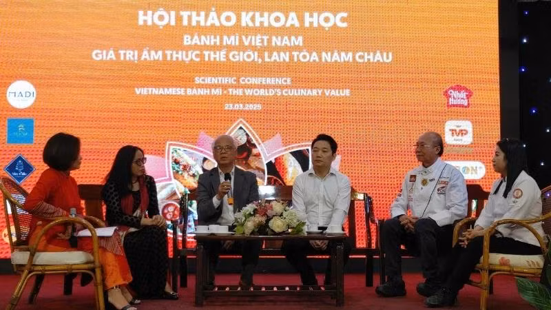 Le colloque scientifique intitulé « Bánh mì du Vietnam – Valeur culinaire mondiale » a eu lieu ce lundi, à Hô Chi Minh-Ville. Le colloque scientifique intitulé « Bánh mì du Vietnam – Valeur culinaire mondiale » a eu lieu ce lundi, à Hô Chi Minh-Ville.