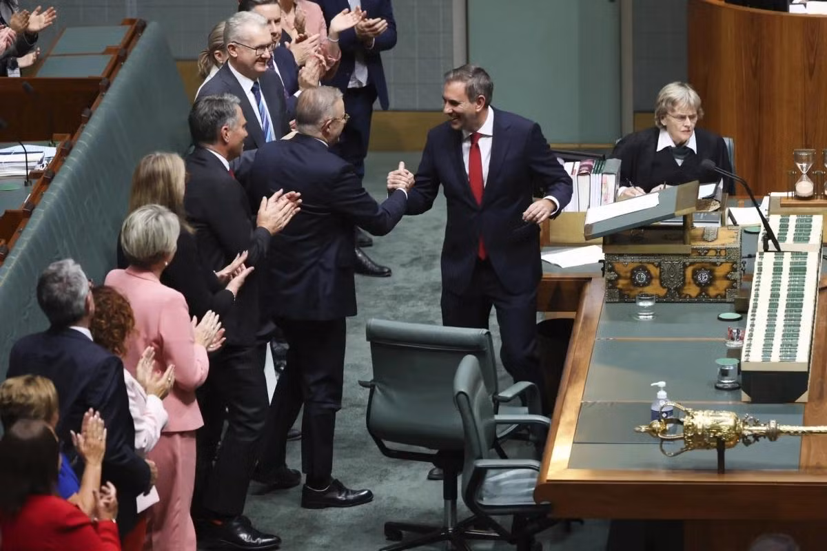 Le ministre du Trésor australien, Jim Chalmers, félicité par les membres du Cabinet après l’annonce du plan budgétaire. Photo : Alex Ellinghausen/VOV Le ministre du Trésor australien, Jim Chalmers, félicité par les membres du Cabinet après l’annonce du plan budgétaire. Photo : Alex Ellinghausen/VOV