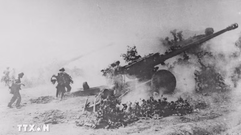 Le 28 mars 1975, l’artillerie des forces de libération pilonna violemment l’aéroport et le port militaire de Dà Nang. Photo : VNA.