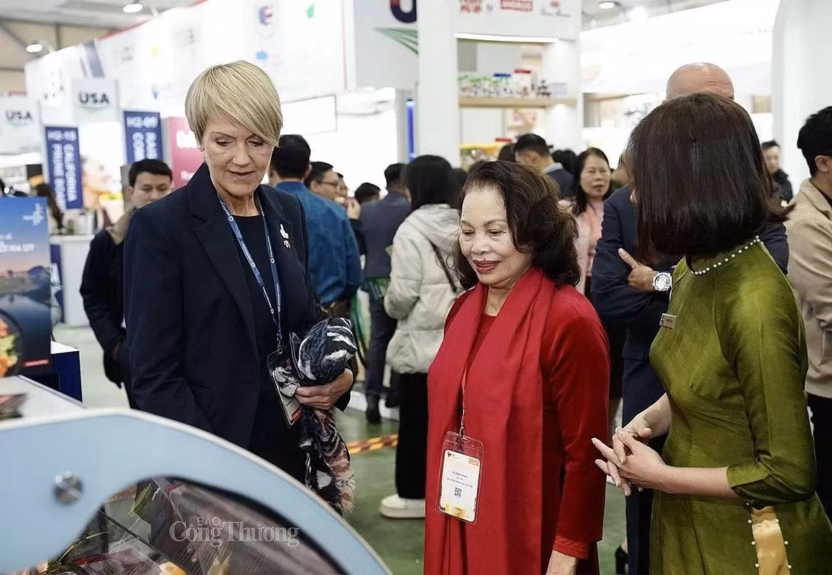Les délégués visitent le stand des produits de la mer norvégiens dans le cadre de l’événement Food &amp; Hospitality Expo Hanoi 2025. Photo : congthuong