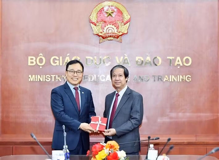 Le ministre Nguyên Kim Son et l’ambassadeur de République de Corée au Vietnam, Choi Youngsam. Photo : Ministère de l’Éducation et de la Formation