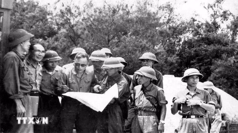 Le général Chu Huy Mân, commandant de la région militaire 5 (quatrième à partir de la gauche, portant des lunettes), dirige les offensives en direction de la ville de Dà Nang. Photo : VNA Le général Chu Huy Mân, commandant de la région militaire 5 (quatrième à partir de la gauche, portant des lunettes), dirige les offensives en direction de la ville de Dà Nang. Photo : VNA
