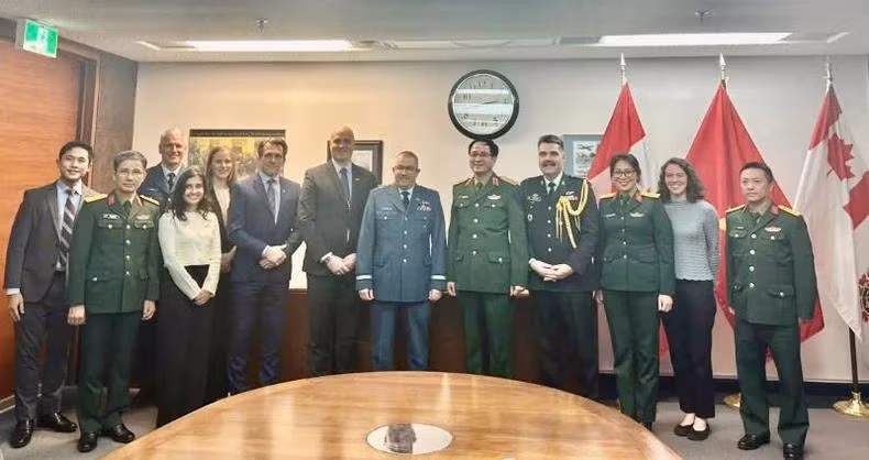 La délégation du Département vietnamien du maintien de la paix pose pour une photo souvenir avec des représentants du ministère canadien de la Défense. Photo : Département vietnamien du maintien de la paix