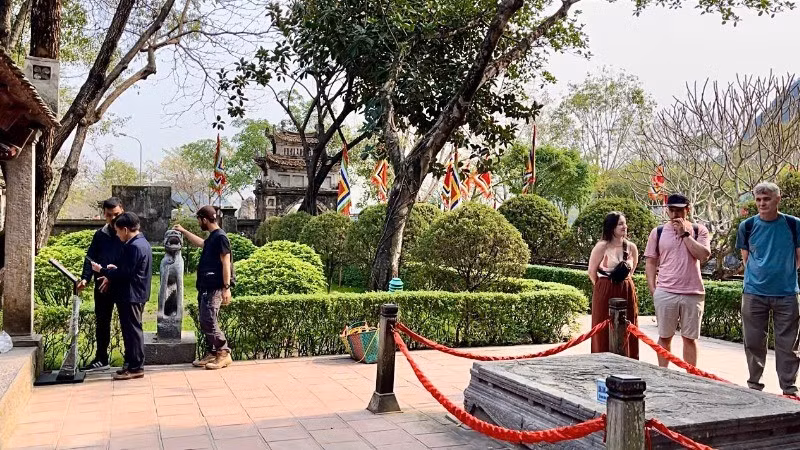 L’installation des panneaux équipés de puces NFC du projet « Yêu lắm Việt Nam » au site historique national spécial de l’ancienne capitale Hoa Lu, commune de Truong Yên, ville de Hoa Lu, province de Ninh Binh.
