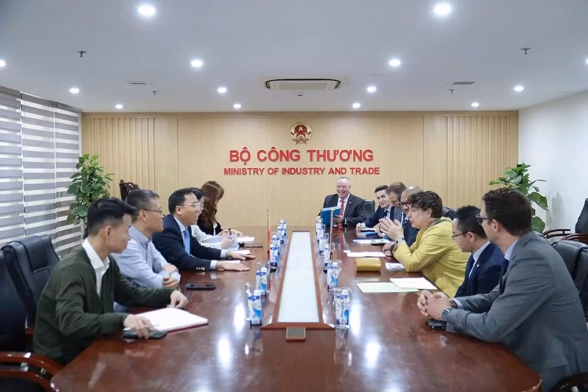 Le vice-ministre vietnamien de l’Industrie et du Commerce, Nguyen Hoang Long, a rencontré ce matin Mme Helga Margarete Barth, ambassadrice d’Allemagne au Vietnam. Photo : congthuong