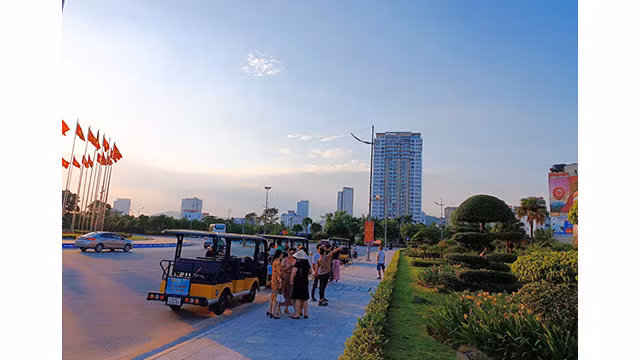 Le véhicule s'arrêtera à la route de la plage de Bai Chay, dans la zone de Vinpearl, l'île de Rêu, et dans de beaux endroits. Photo: baoquangninh.vn