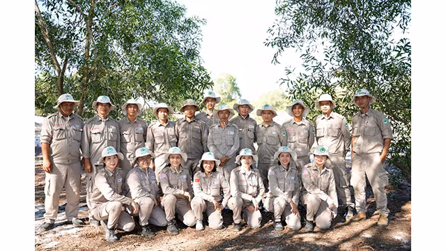 Les cadres participant à une formation sur l'élimination des explosifs et munitions de niveau II dans le cadre du programme de renforcement des capacités de NPA Vietnam. Photo : Organisation Aide populaire norvégienne. Les cadres participant à une formation sur l'élimination des explosifs et munitions de niveau II dans le cadre du programme de renforcement des capacités de NPA Vietnam. Photo : Organisation Aide populaire norvégienne.